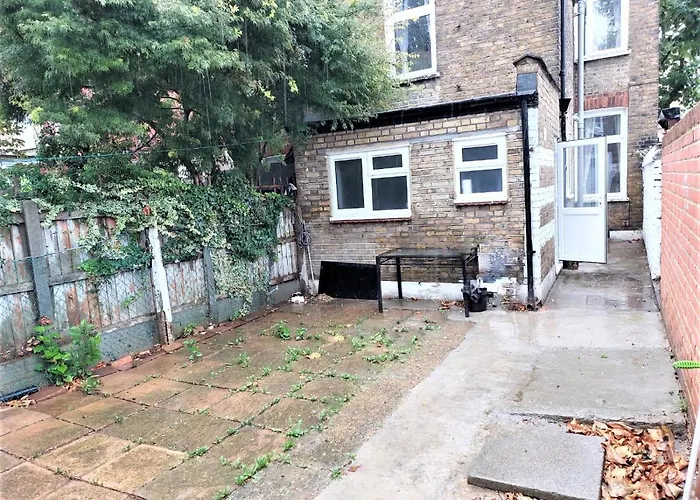 Cheerful 3 Bedroom Home In Greater London